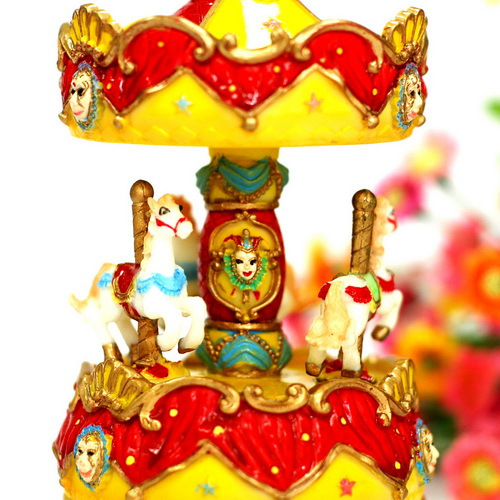 �W�����۵ĉ�(m��ng)�����D(zhu��n)ľ�R����(l��)��