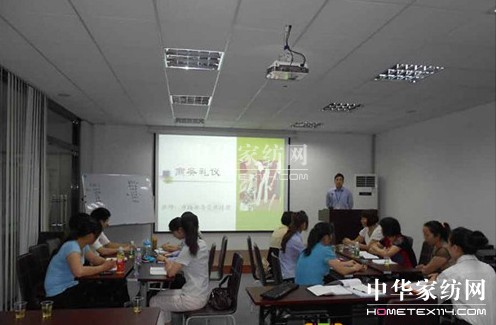 貝多絲開(kāi)展導(dǎo)購(gòu)員知識(shí)專(zhuān)業(yè)培訓(xùn)