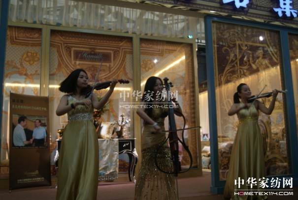 �Ҽ�չ������Ů+С��������