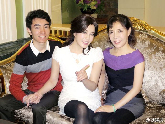 劉曉慶與外甥合照逆生長(zhǎng)