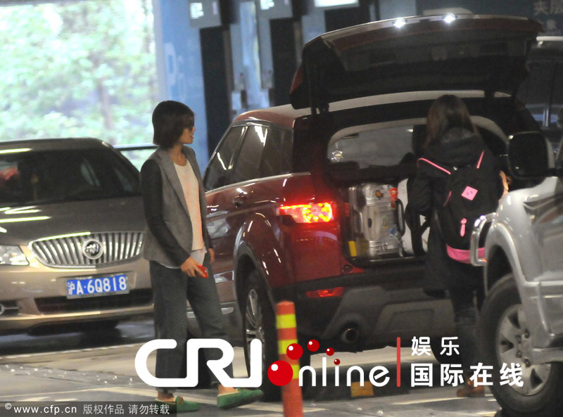 朱丹素顏現(xiàn)身機(jī)場(chǎng)無人識(shí)