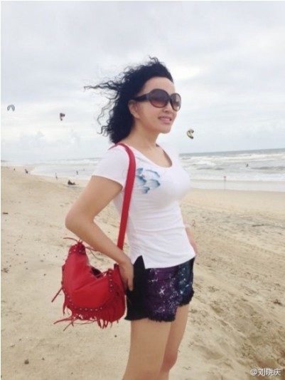 劉曉慶穿熱褲緊身上衣 身材凹凸有致