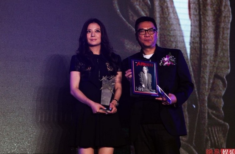 趙薇榮獲青年領(lǐng)袖獎