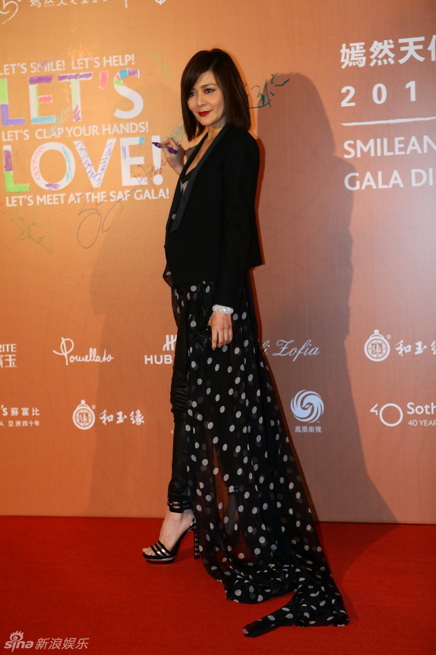 關(guān)之琳低胸事業(yè)線搶鏡120萬拍得雕塑