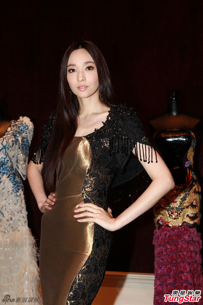 吳佩慈金色黑紗長(zhǎng)裙亮相身段優(yōu)美