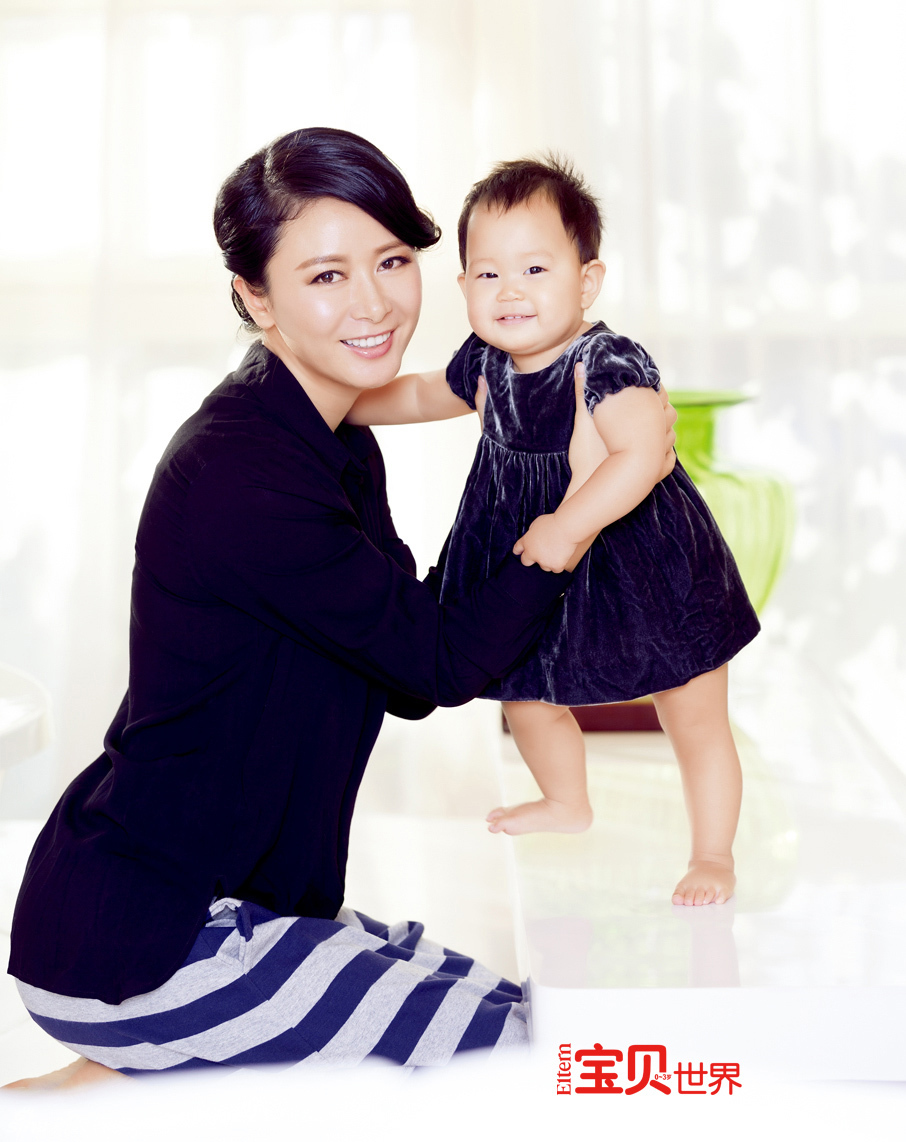 張恒攜女登雜志享受親子陽光