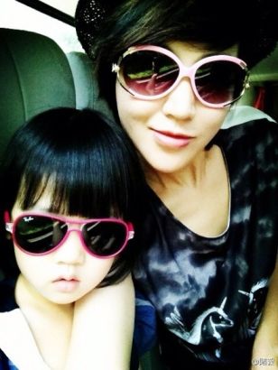 陸毅曬妻女出游照 4歲女兒身材修長(zhǎng)