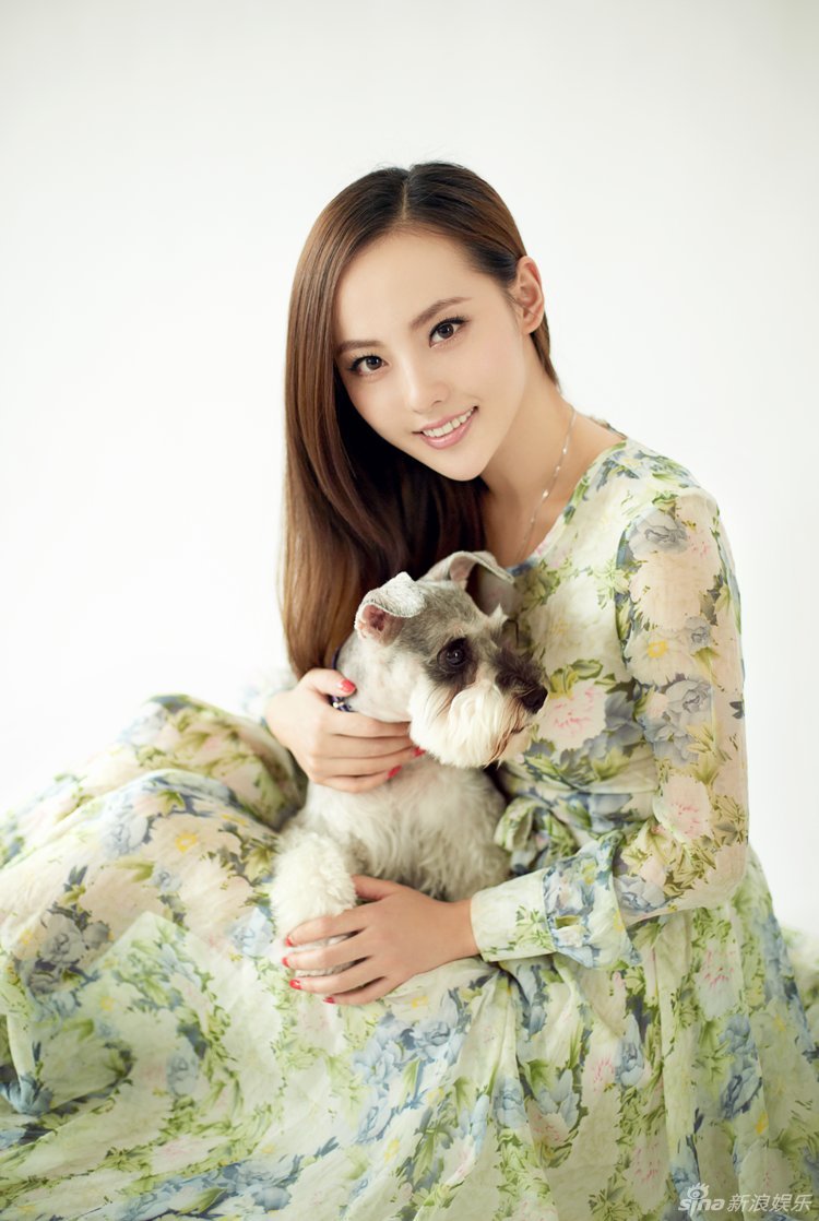 張嘉倪與狗狗親密寫真 為保護(hù)動(dòng)物代言