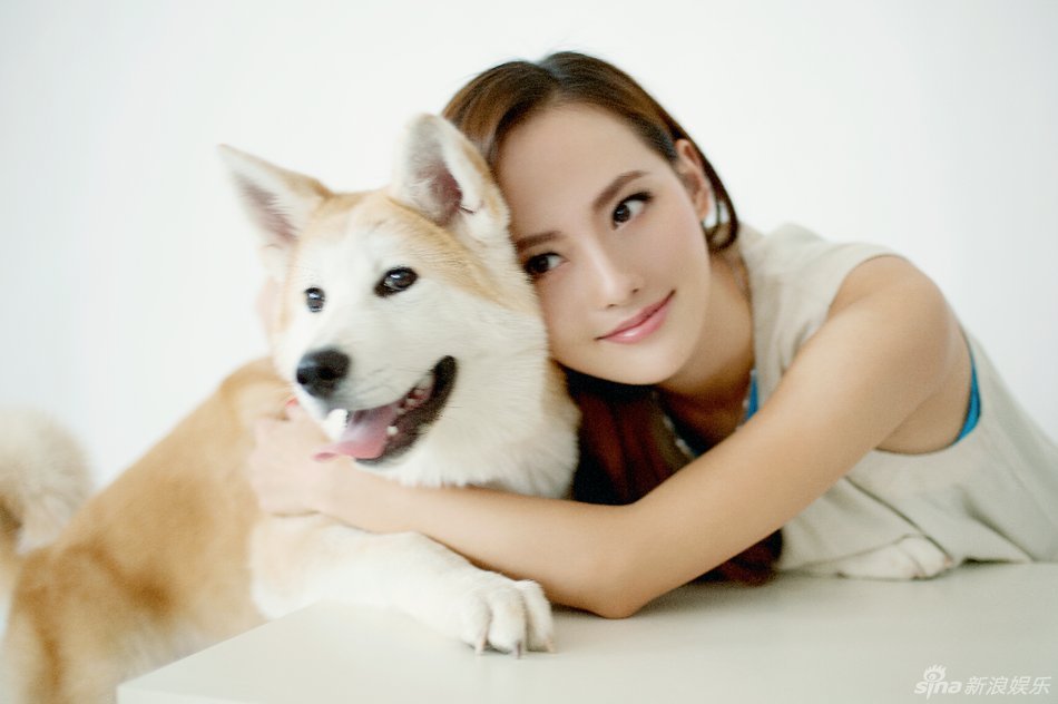 張嘉倪與狗狗親密寫真為保護(hù)動物代言
