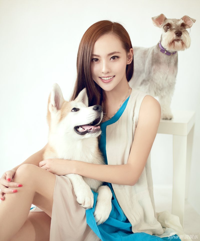 張嘉倪與狗狗親密寫真為保護(hù)動物代言