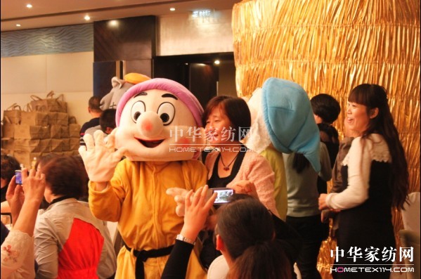 �Pʢ�Ҽ�2014������Ʒ�l(f��)����(hu��)�A�M(m��n)��Ļ