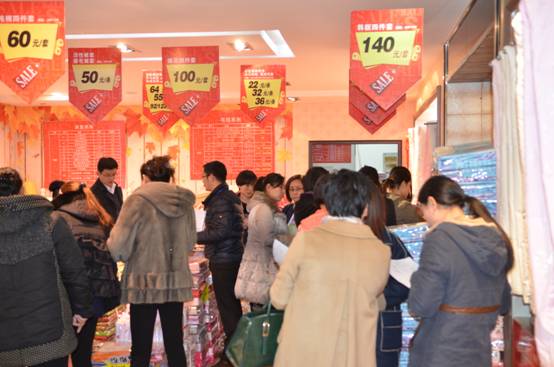 ף�Rɼɼ�Ҽ�2015������Ʒ�l(f��)����(hu��)�A�M(m��n)��Ļ