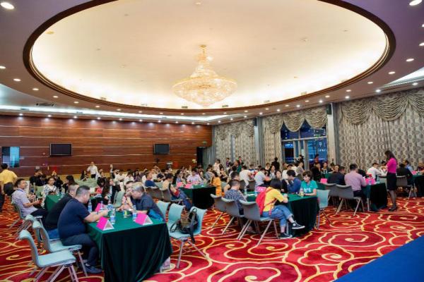 ���ڶYƷ�Ҿ�չ����ʢ��Ļȫ�̸������c����