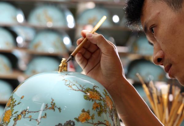 ���ڶYƷ�Ҿ�չ����ʢ��Ļȫ�̸������c����