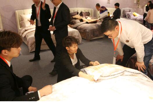 ���R���Ҽ�2017�ﶬ��Ʒ�l(f��)����(hu��)�A�M��Ļ