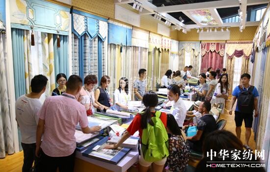 �ݳ޷�ɫ�����ؘ��L�R��ꇲ�ˇ�󿧂������ڼҼ�չ�����ݕr�д�