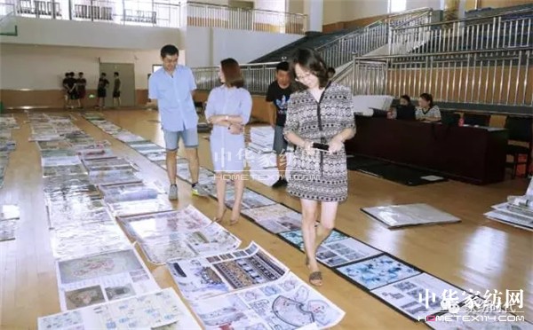 �ư���һ��ɫˇ�p�^�Į��������ں�������չ�_����