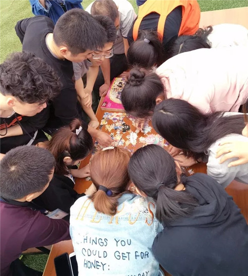 �Pʢ����F����ӨO��(zh��n)�澳���ƵZͬ�У�