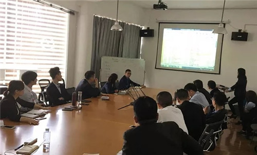 �Pʢ����F����ӨO��(zh��n)�澳���ƵZͬ�У�