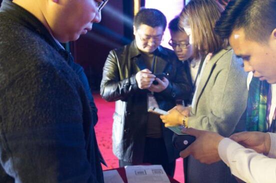 ���B͸īˮ����Q��(sh��)�aӡ����¶�������������������ʹ�c